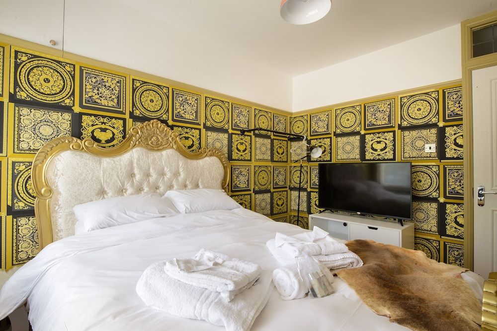 Deluxe 2 Bed Versace Hottub Skytv House 4