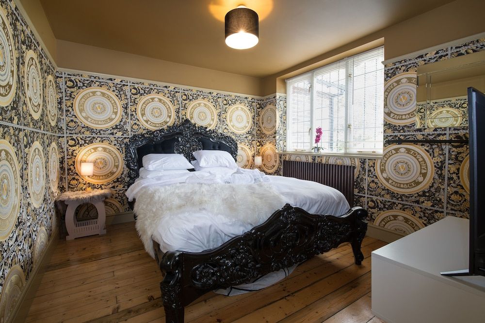 Deluxe 2/3 Bed Hottub Skytv House 2