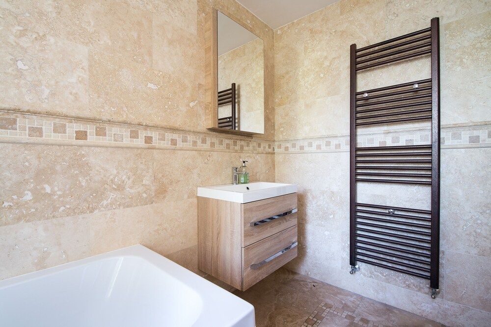 Deluxe 2/3 Bed Hottub Skytv House 9