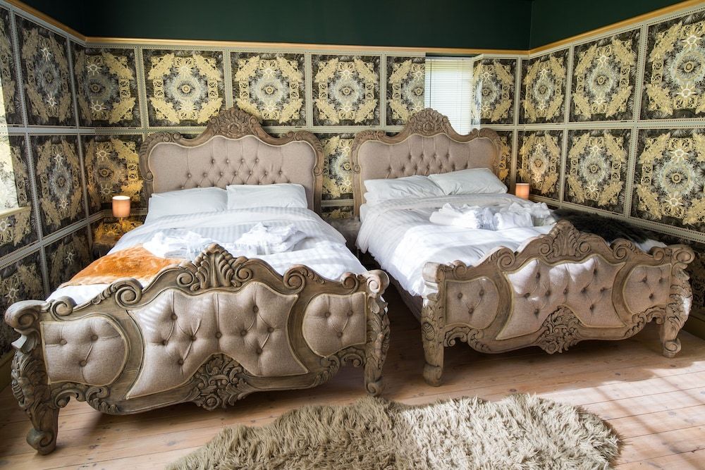 Deluxe 2/3 Bed Hottub Skytv House 7