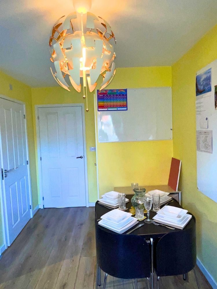 2 Bed End Terrace M4 M25 Heathrow Windsor & London