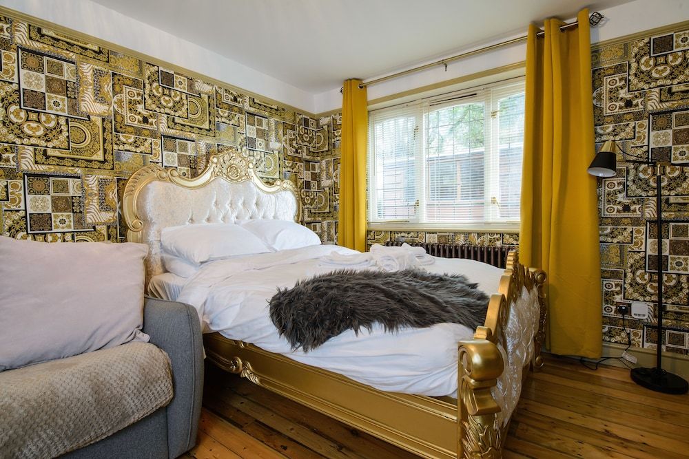 Deluxe 1 Bed Versace Hottub Skytv Cabin 4