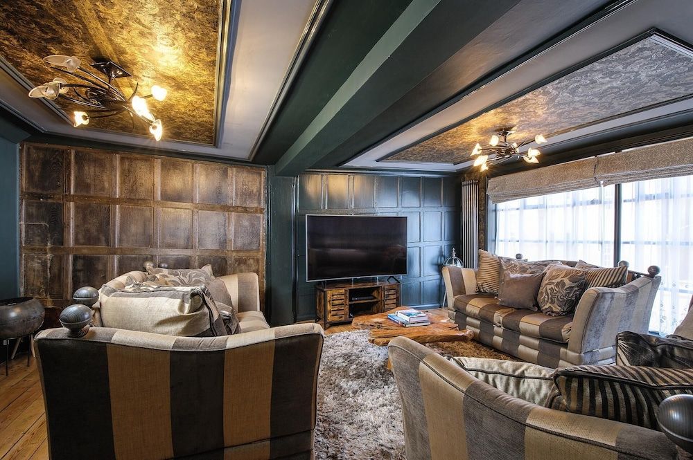 Luxury 3 Bed Manor House Hot Tub Cinema Room Skytv House 23