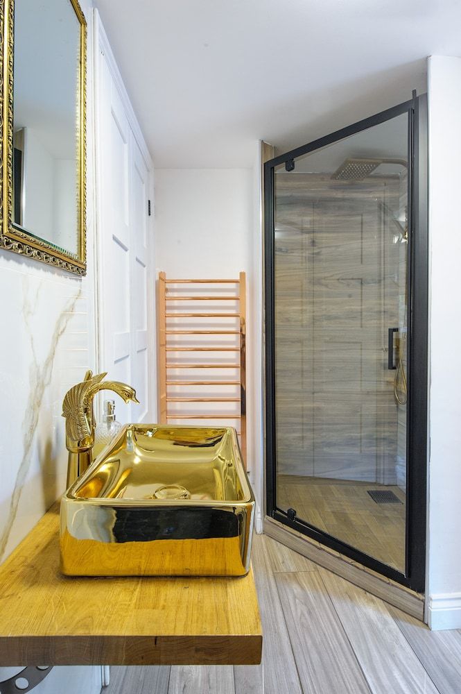 Luxury 3 Bed Manor House Hot Tub Cinema Room Skytv House 25