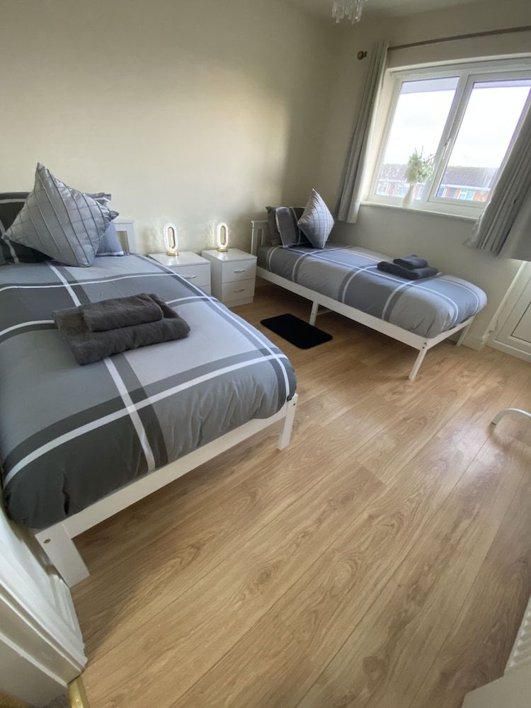 Spacious 3 Bed House in Penrhyn Bay, Llandudno House