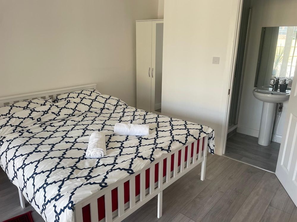 Rahal Edgware Superior Double or Twin Room 5