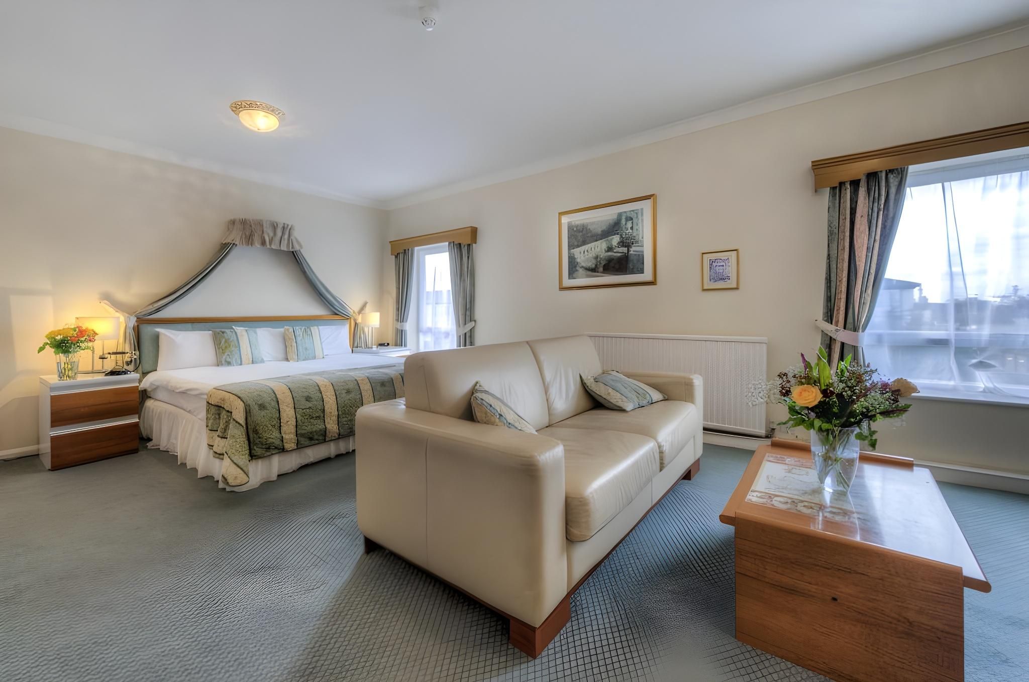 Suite-Deluxe-Ensuite
