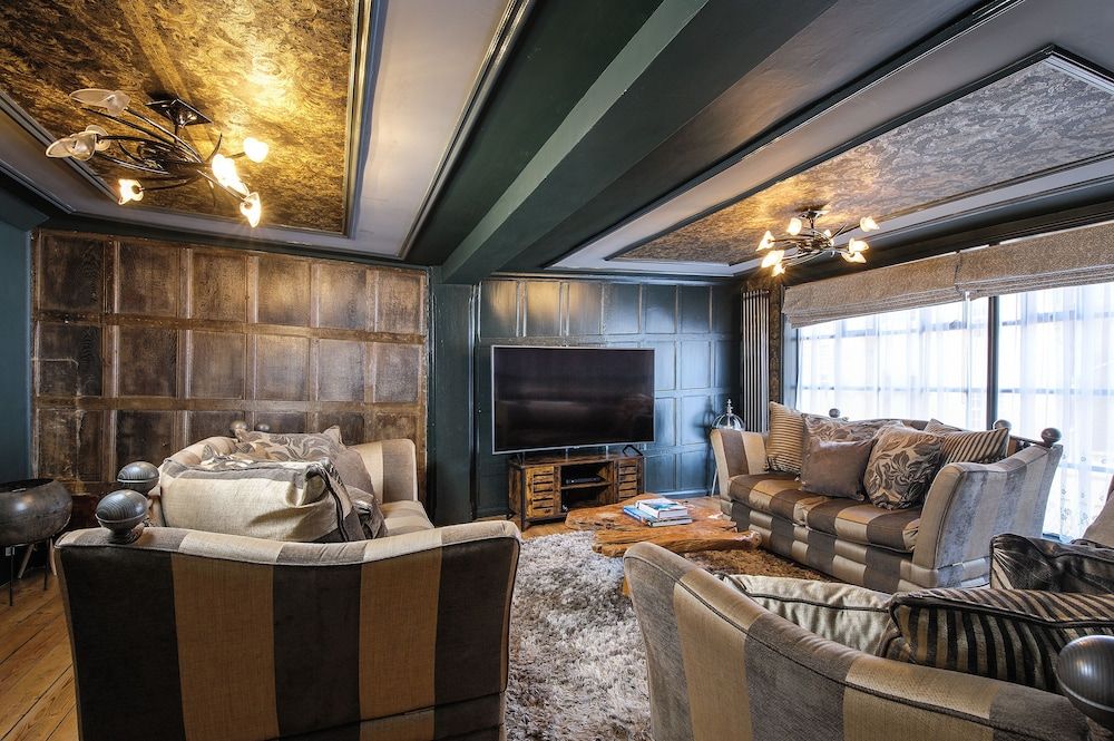 Luxury 2 Bed Manor House Hot Tub Cinema Room Skytv House 17