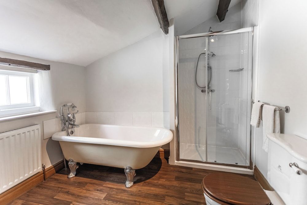 The Green Dragon Inn - Hardraw Luxury Double Room, 1 King Bed, Non Smoking, Bathtub 9