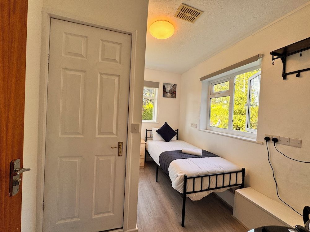 High Trees Gatwick Guest House Deluxe Single Room 4