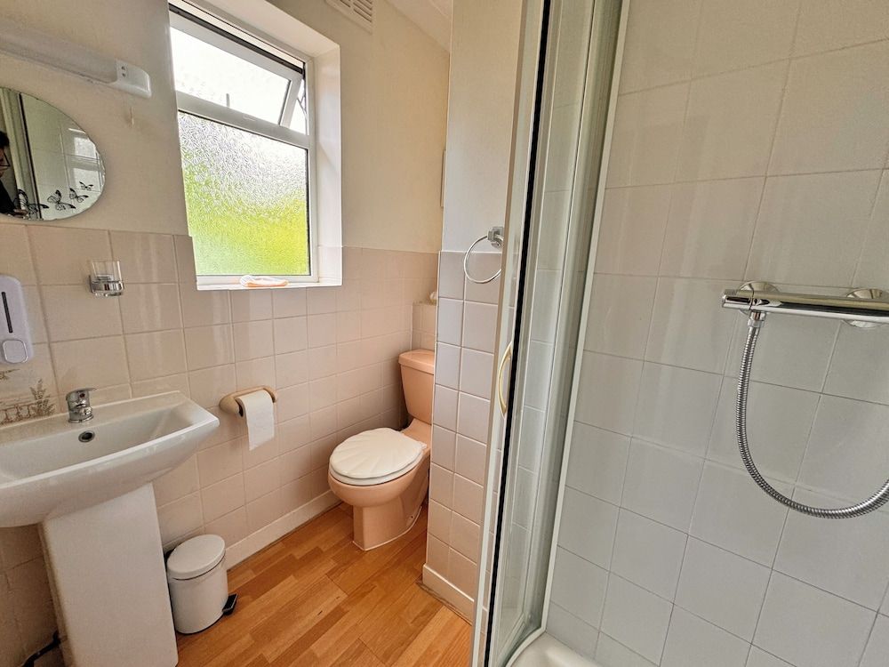 High Trees Gatwick Guest House Deluxe Single Room 14