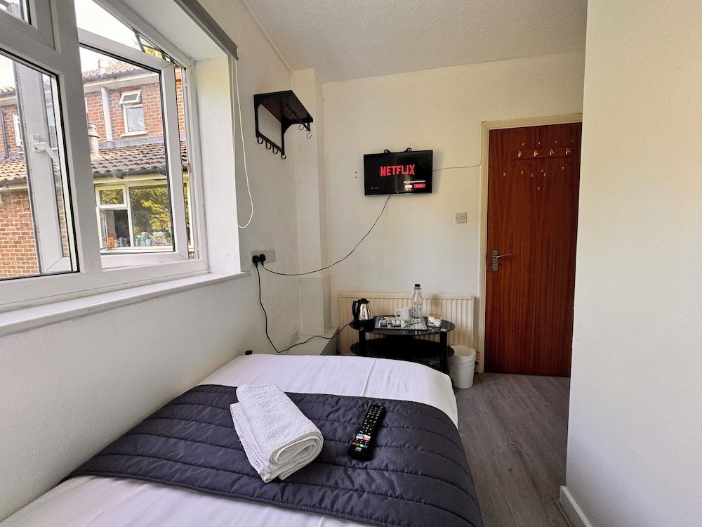 High Trees Gatwick Guest House Deluxe Single Room 7