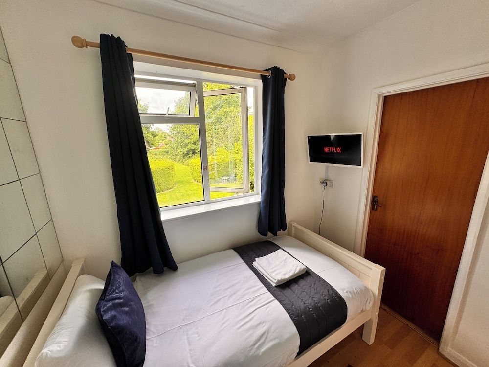 High Trees Gatwick Guest House Deluxe Single Room 8