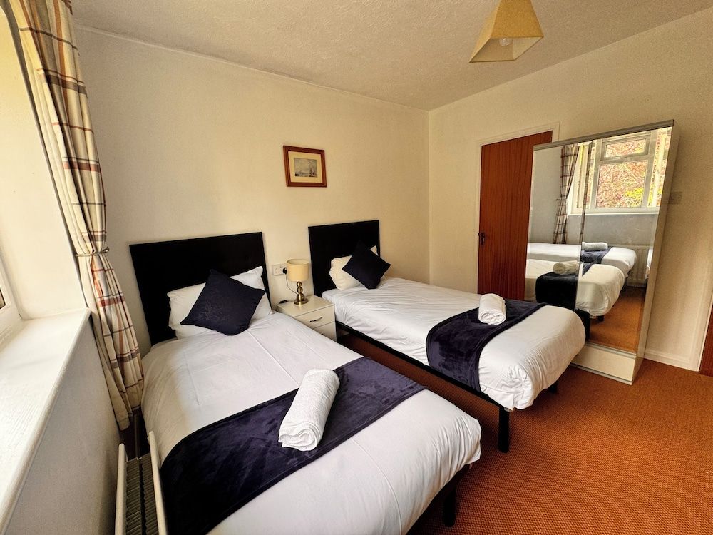 High Trees Gatwick Guest House Deluxe Twin Room