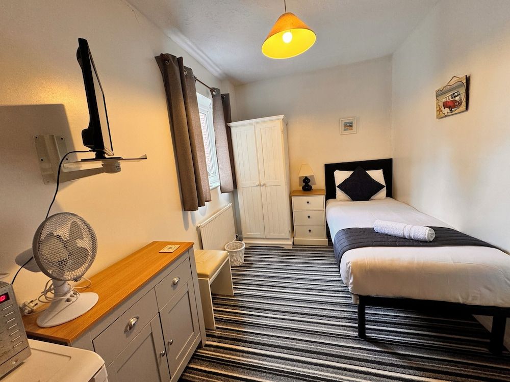 High Trees Gatwick Guest House Deluxe Single Room 6