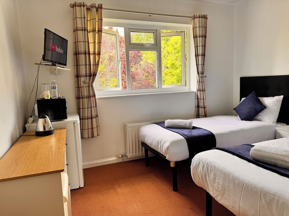 High Trees Gatwick Guest House Deluxe Twin Room 5