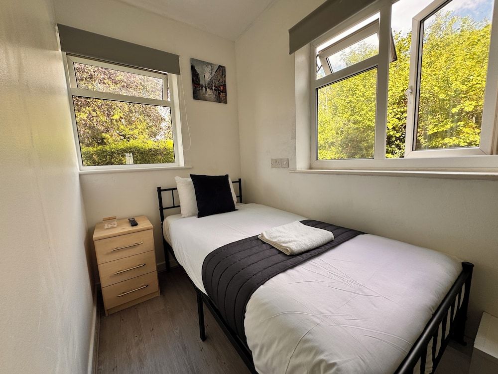 High Trees Gatwick Guest House Deluxe Single Room 2