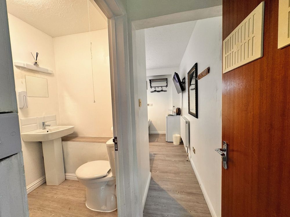 High Trees Gatwick Guest House Deluxe Twin Room 12