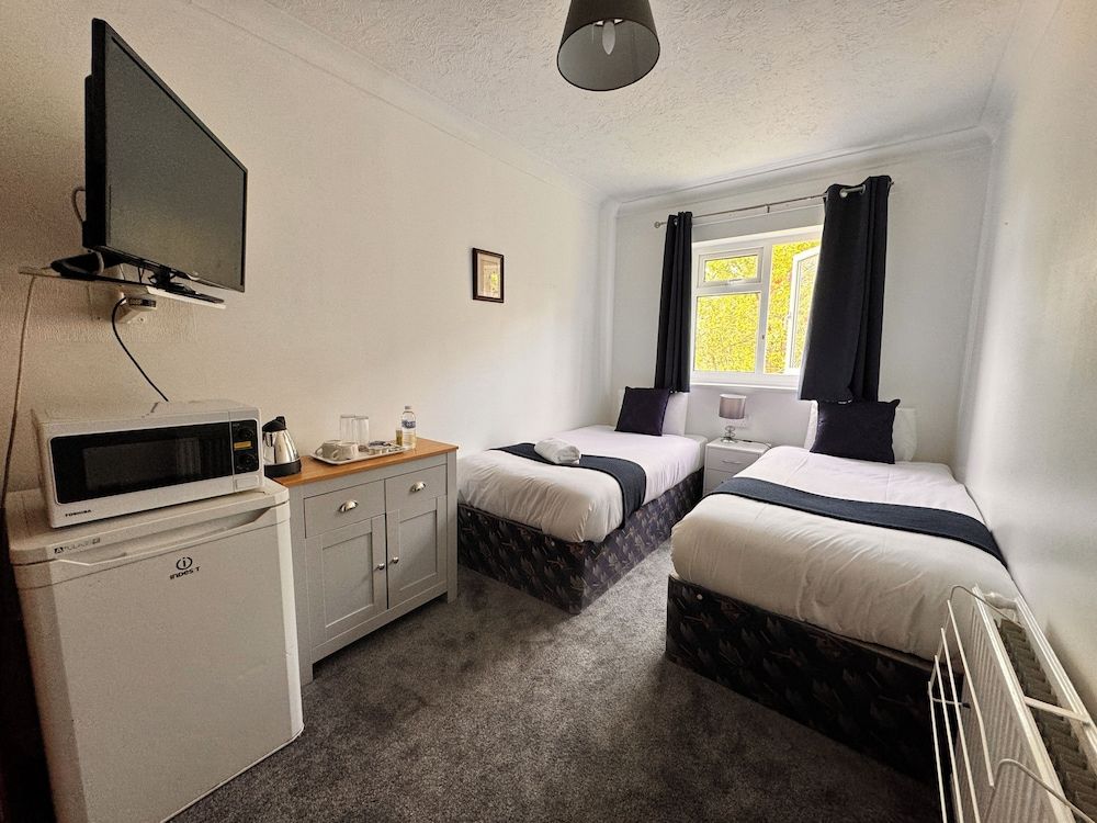 High Trees Gatwick Guest House Deluxe Twin Room 3