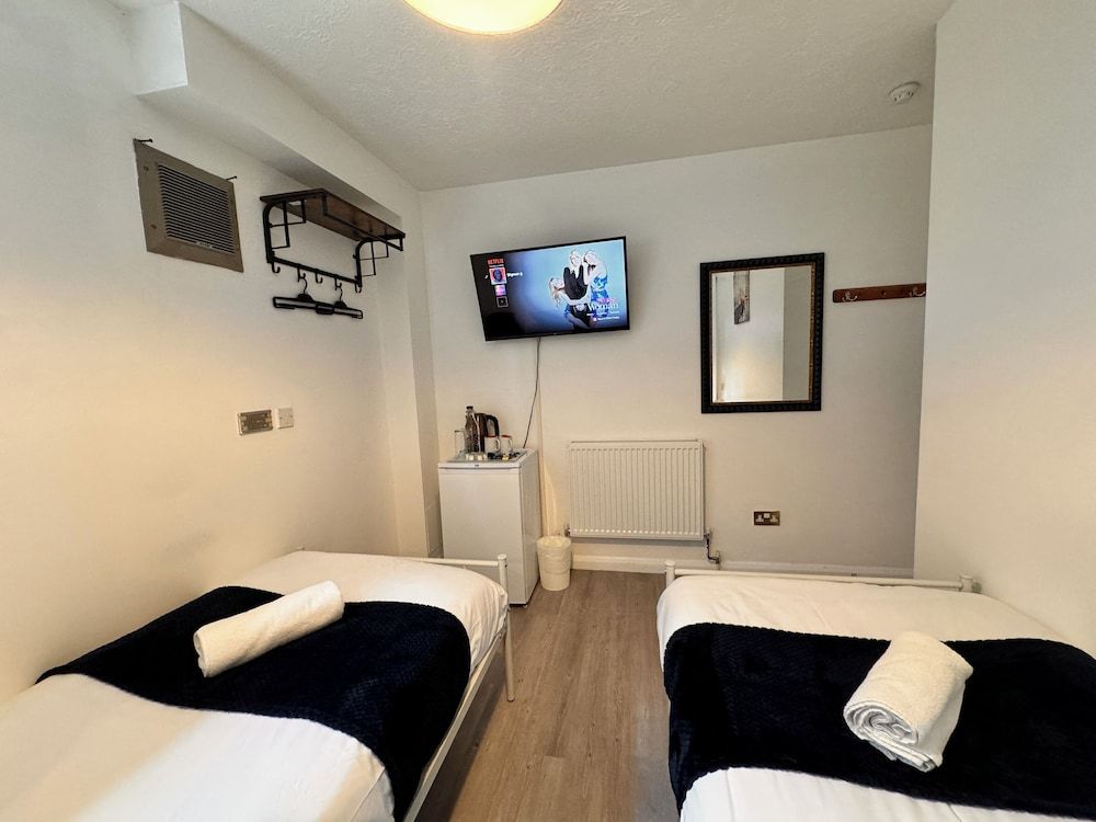 High Trees Gatwick Guest House Deluxe Twin Room 8