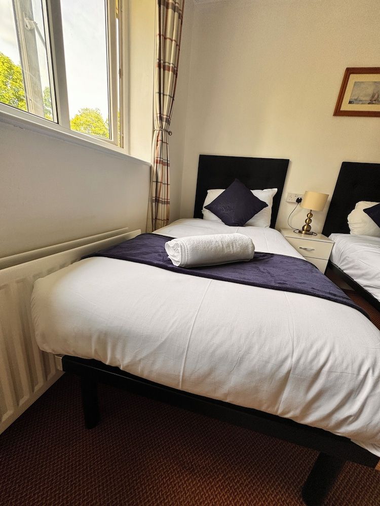 High Trees Gatwick Guest House Deluxe Twin Room 7