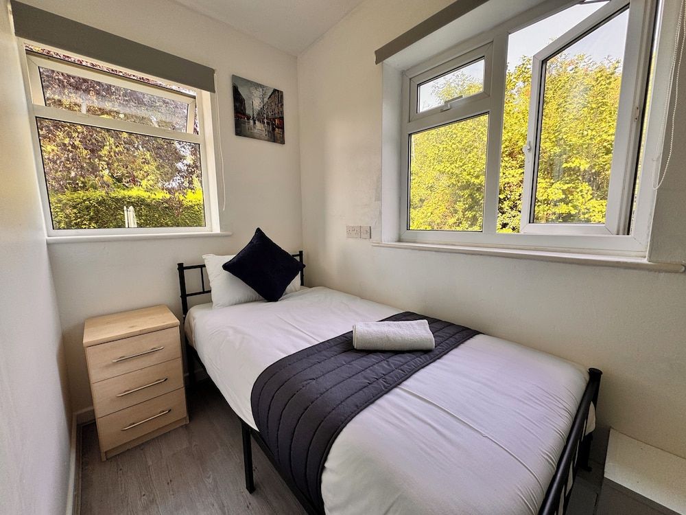 High Trees Gatwick Guest House Deluxe Single Room 5