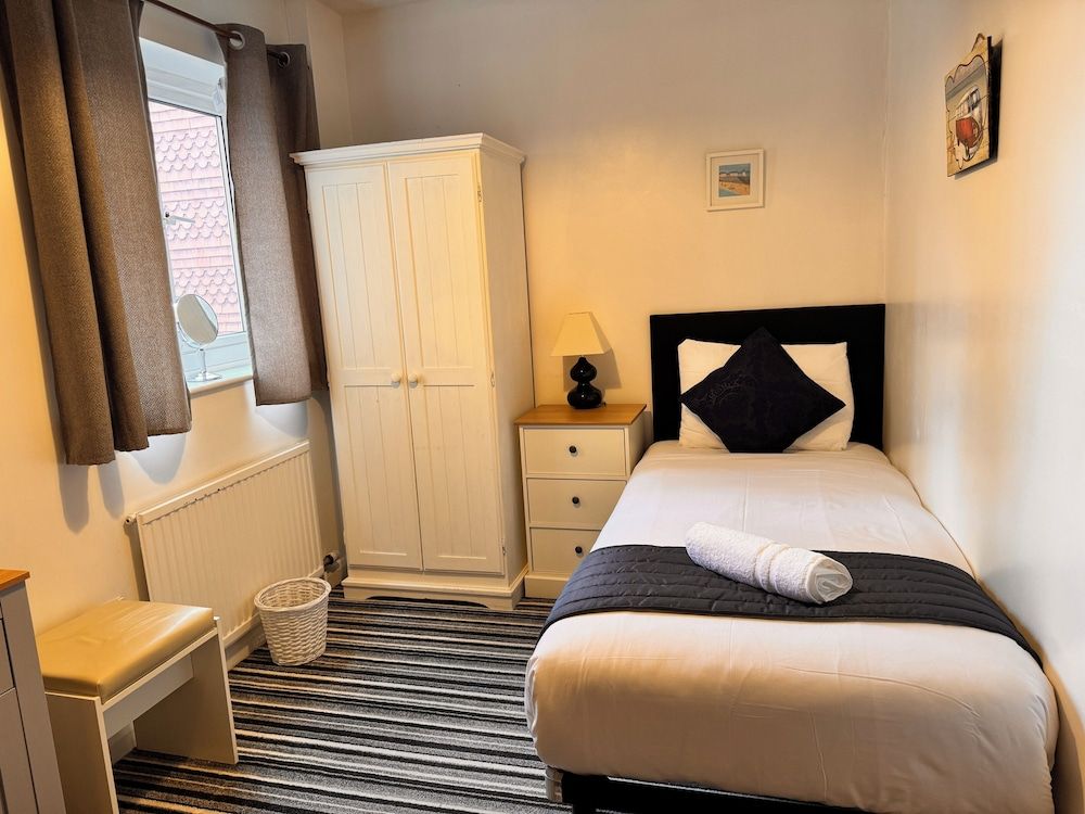 High Trees Gatwick Guest House Deluxe Single Room 3