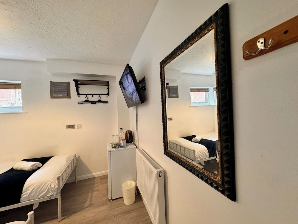 High Trees Gatwick Guest House Deluxe Twin Room 9