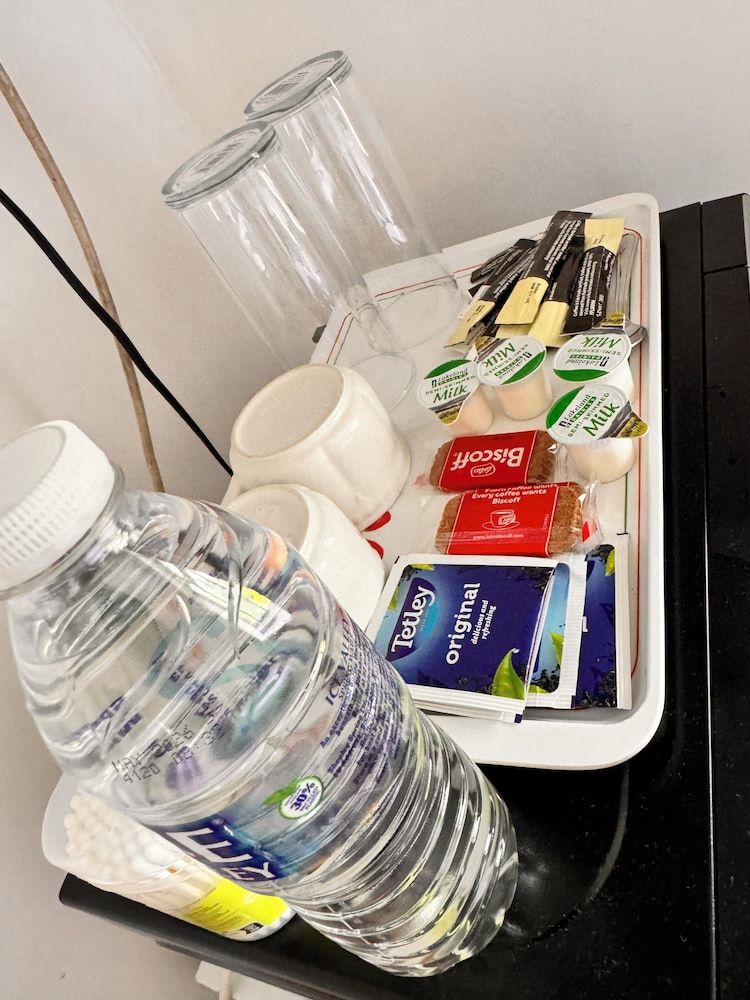 High Trees Gatwick Guest House Deluxe Twin Room 16