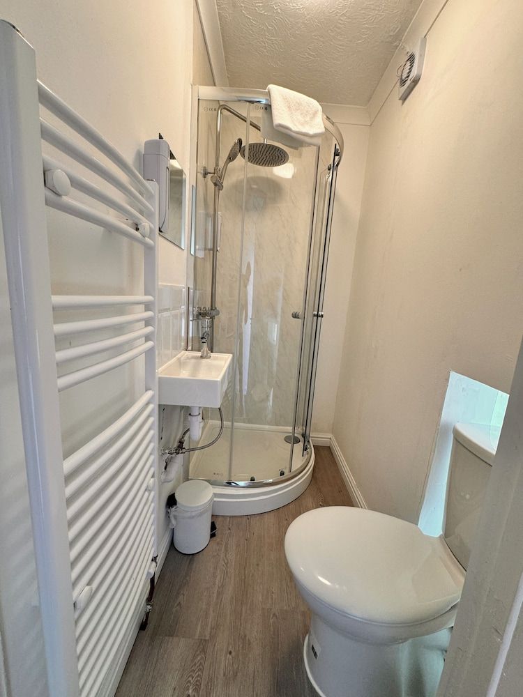 High Trees Gatwick Guest House Deluxe Single Room 12