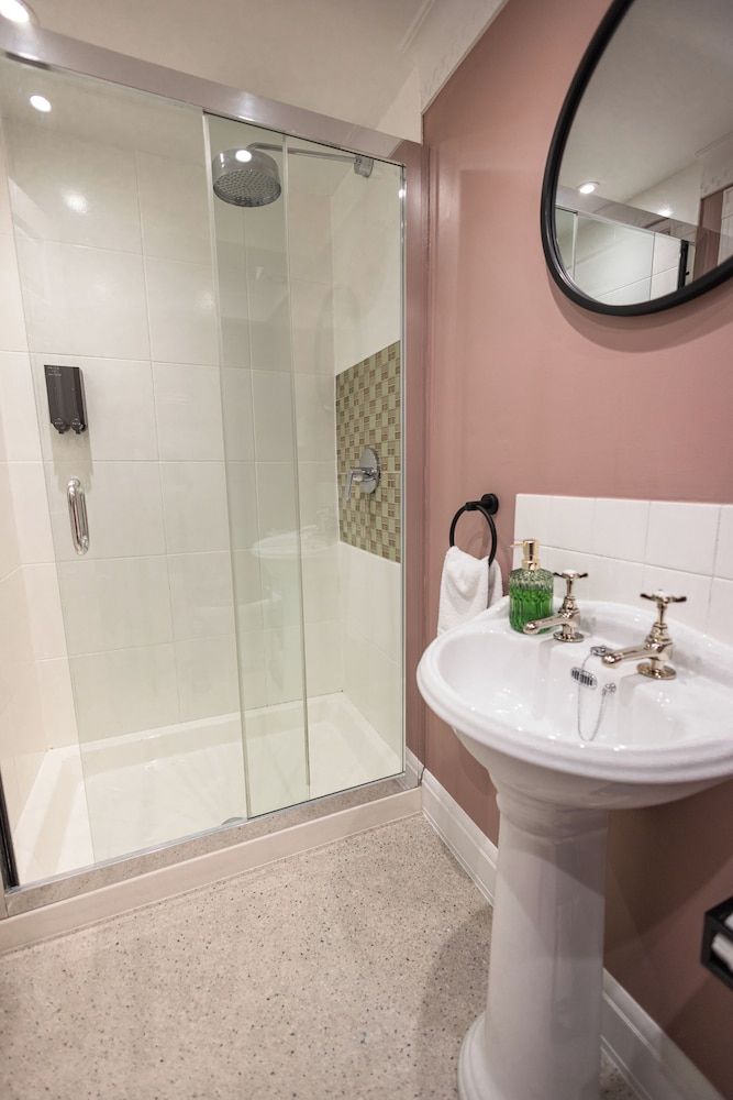 House Arundel Deluxe Queen Room (The Countess) 5