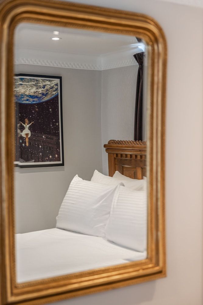 House Arundel Deluxe Suite (The Queen) 2