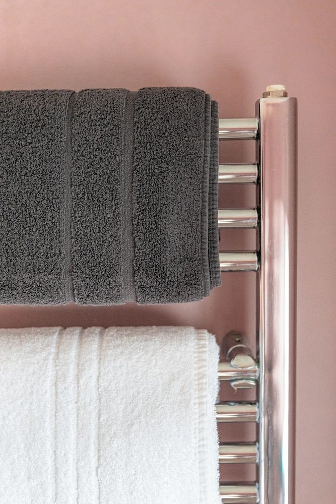 House Arundel Deluxe Queen Room (The Countess) 6