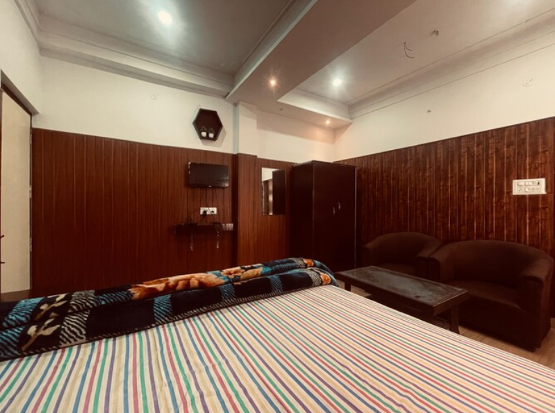 DELUXE KING BED ROOM