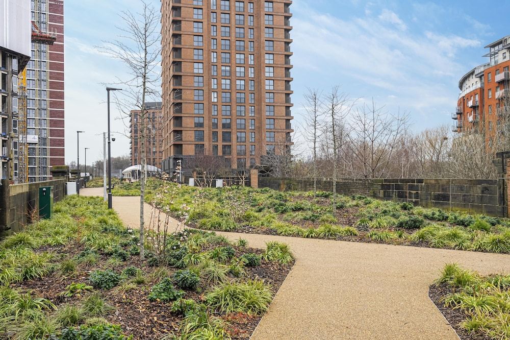 Flat With Skyline City Views