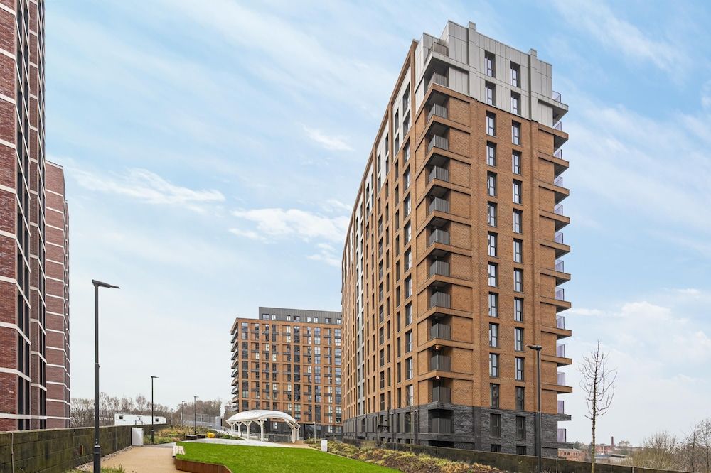 Flat With Skyline City Views