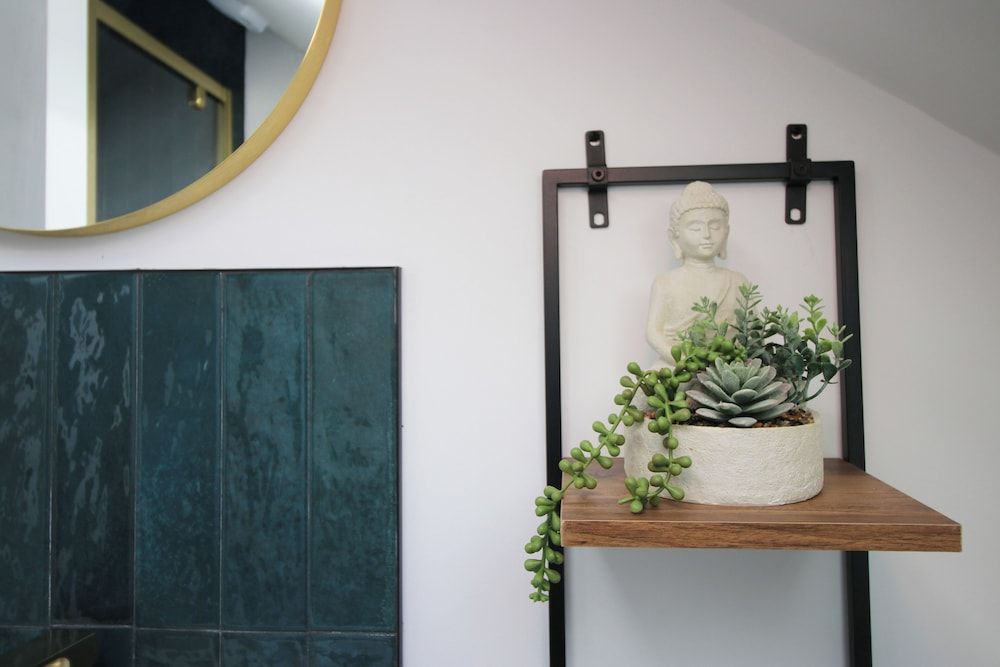 North Road New Luxe Flats with Parking Deluxe Apartment 17