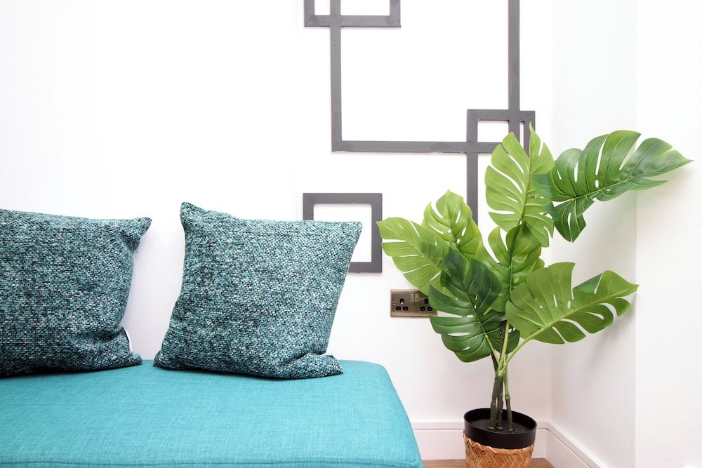 North Road New Luxe Flats with Parking Deluxe Apartment 8