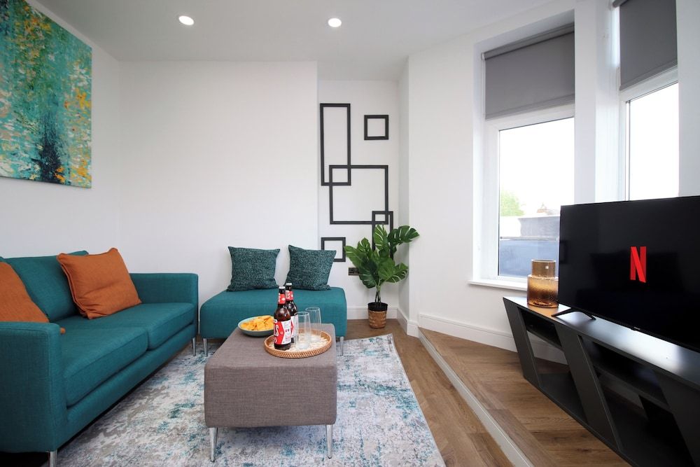 North Road New Luxe Flats with Parking Deluxe Apartment 15