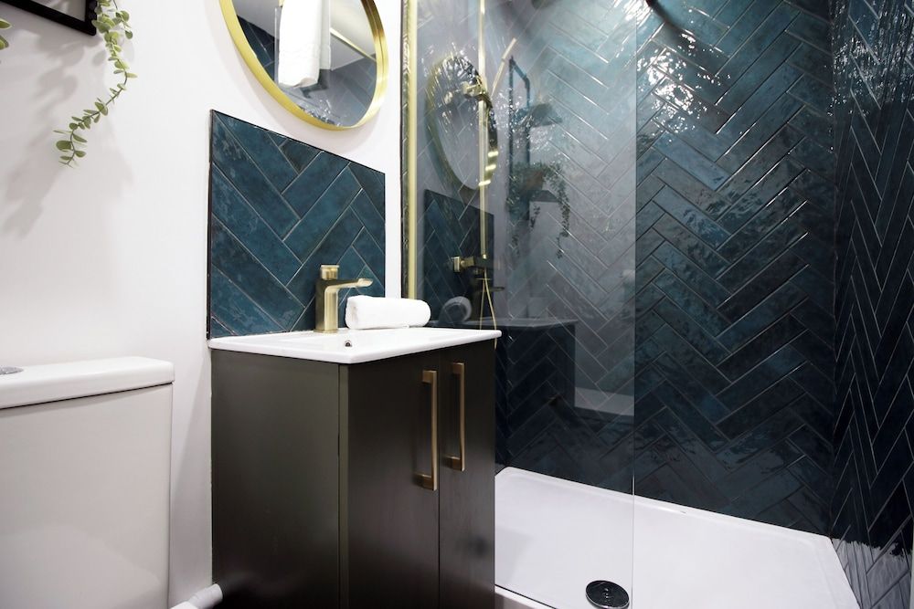 North Road New Luxe Flats with Parking Deluxe Apartment 10