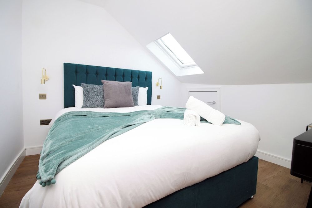 North Road New Luxe Flats with Parking Deluxe Apartment