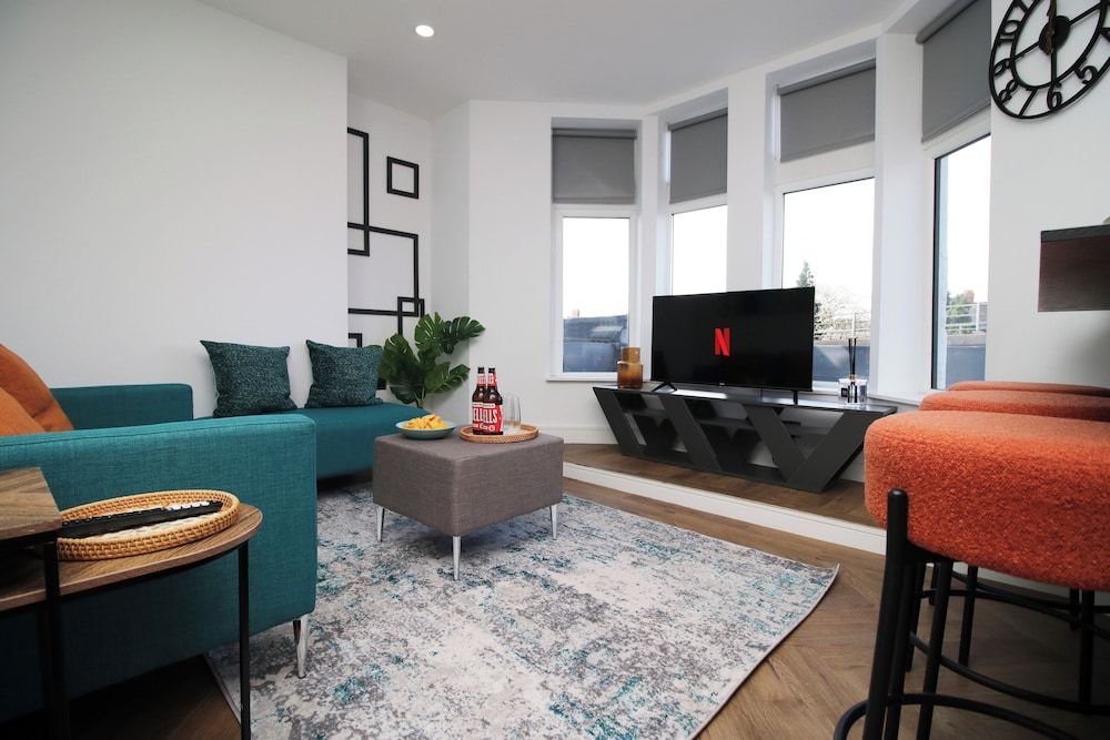 North Road New Luxe Flats with Parking Deluxe Apartment 16