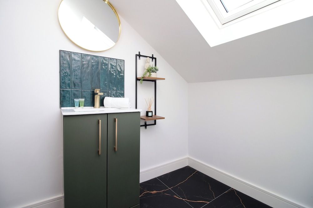 North Road New Luxe Flats with Parking Deluxe Apartment 18