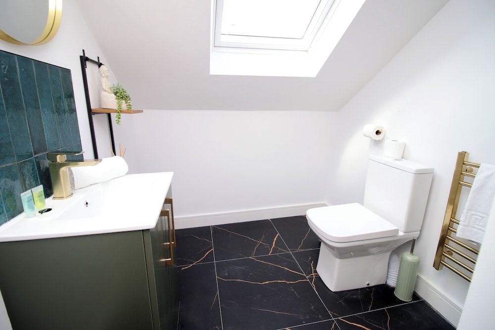 North Road New Luxe Flats with Parking Deluxe Apartment 13