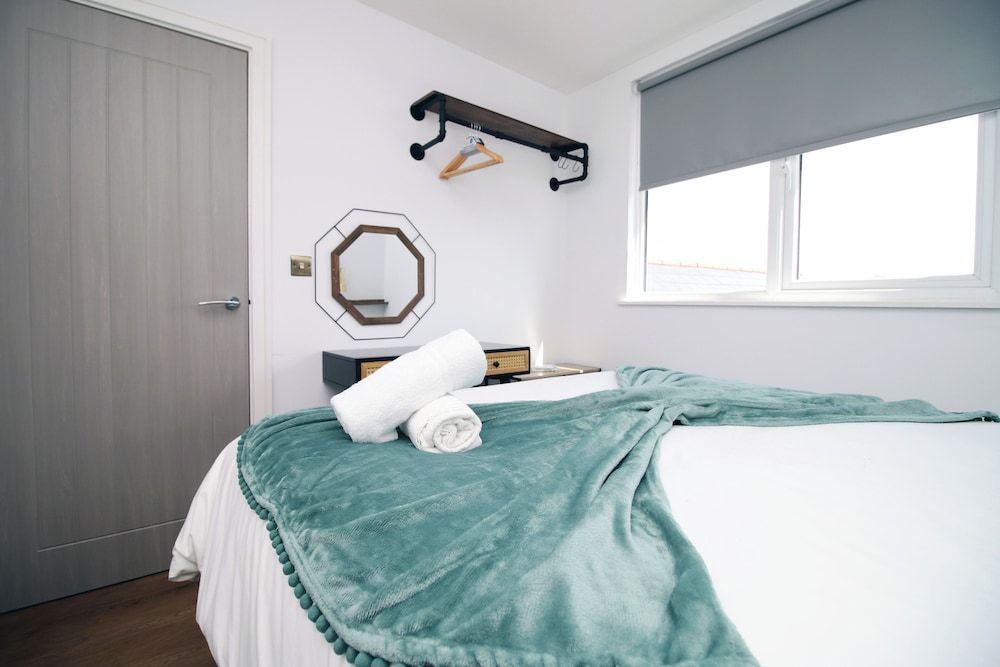 North Road New Luxe Flats with Parking Deluxe Apartment 7