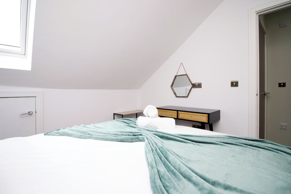 North Road New Luxe Flats with Parking Deluxe Apartment 6