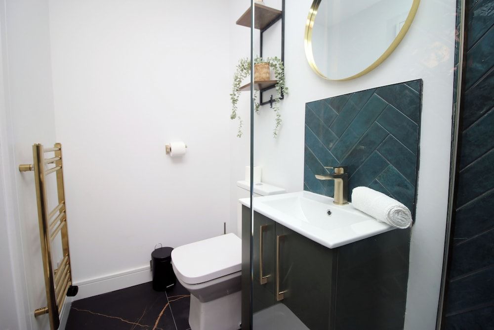 North Road New Luxe Flats with Parking Deluxe Apartment 14