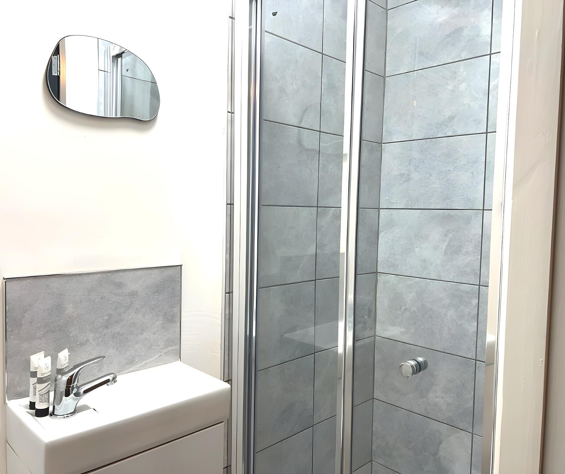 Chantry Suites by SA Stays double room-superior-ensuite with shower-garden view 2