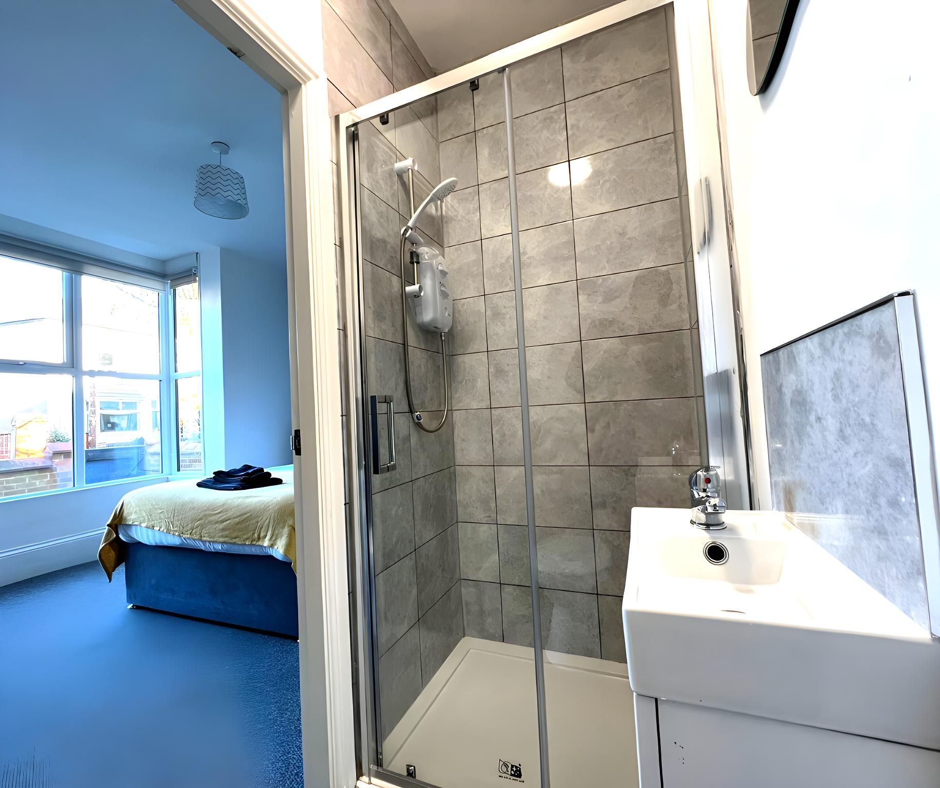 Chantry Suites by SA Stays Double room-Classic-Ensuite with Shower-Street View 2