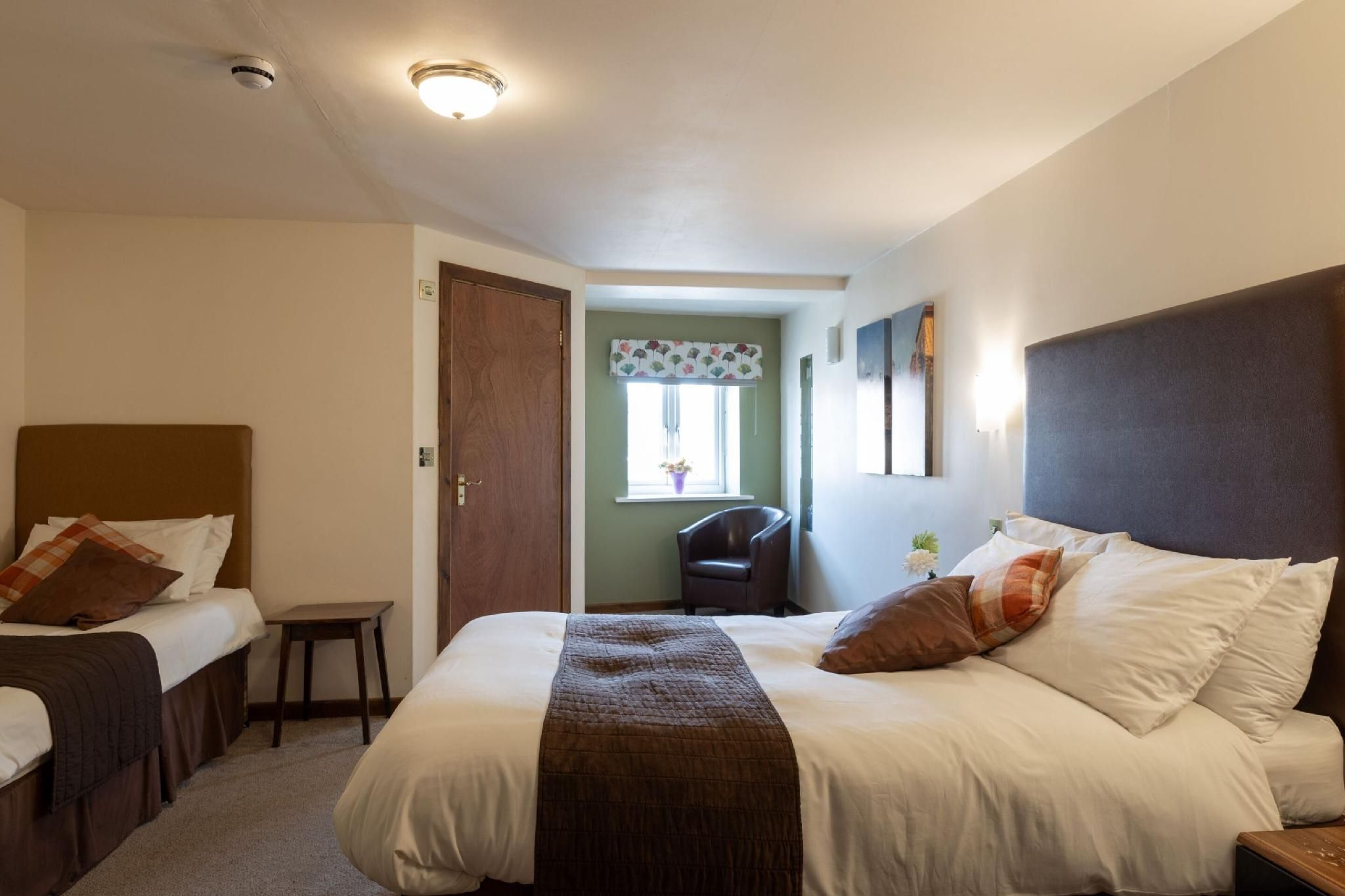 Twin Room-Ensuite with Shower